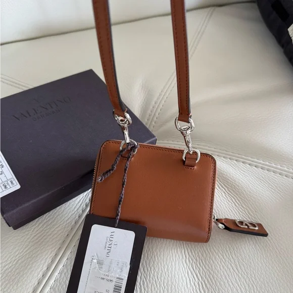 LOW START!! Valentino Garavani wallet V logo on zipper pull with removable strap - Picture 2 of 13